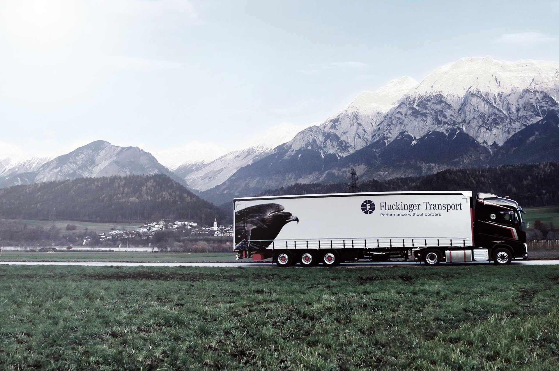 Fluckinger Transport LKW auf der Straße in Tirol