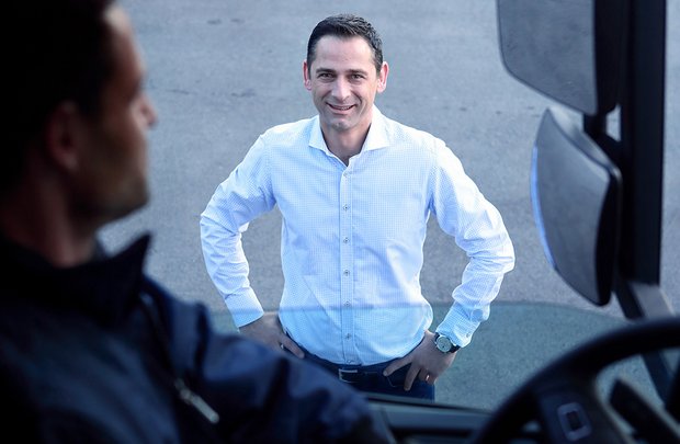 Andreas Fluckinger talking to a truck driver
